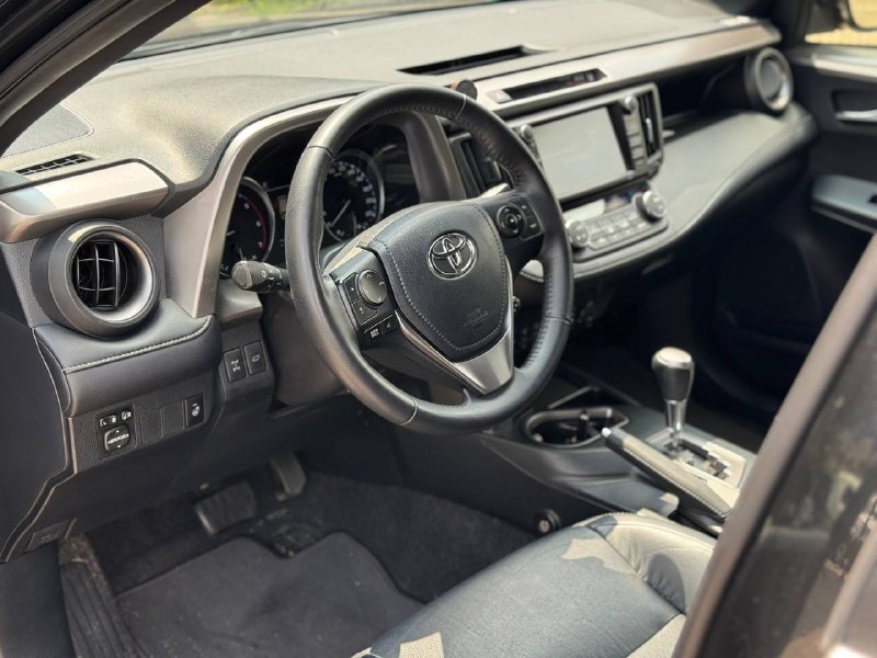 Toyota Rav-4 (LOUNGE)