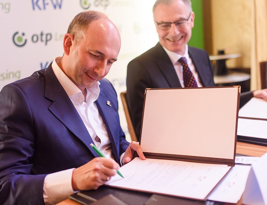 По поручению немецкого правительства KfW предоставляет ОТП Лизинг субординированный кредит в размере 17 млн. долларов для аграрной программы.